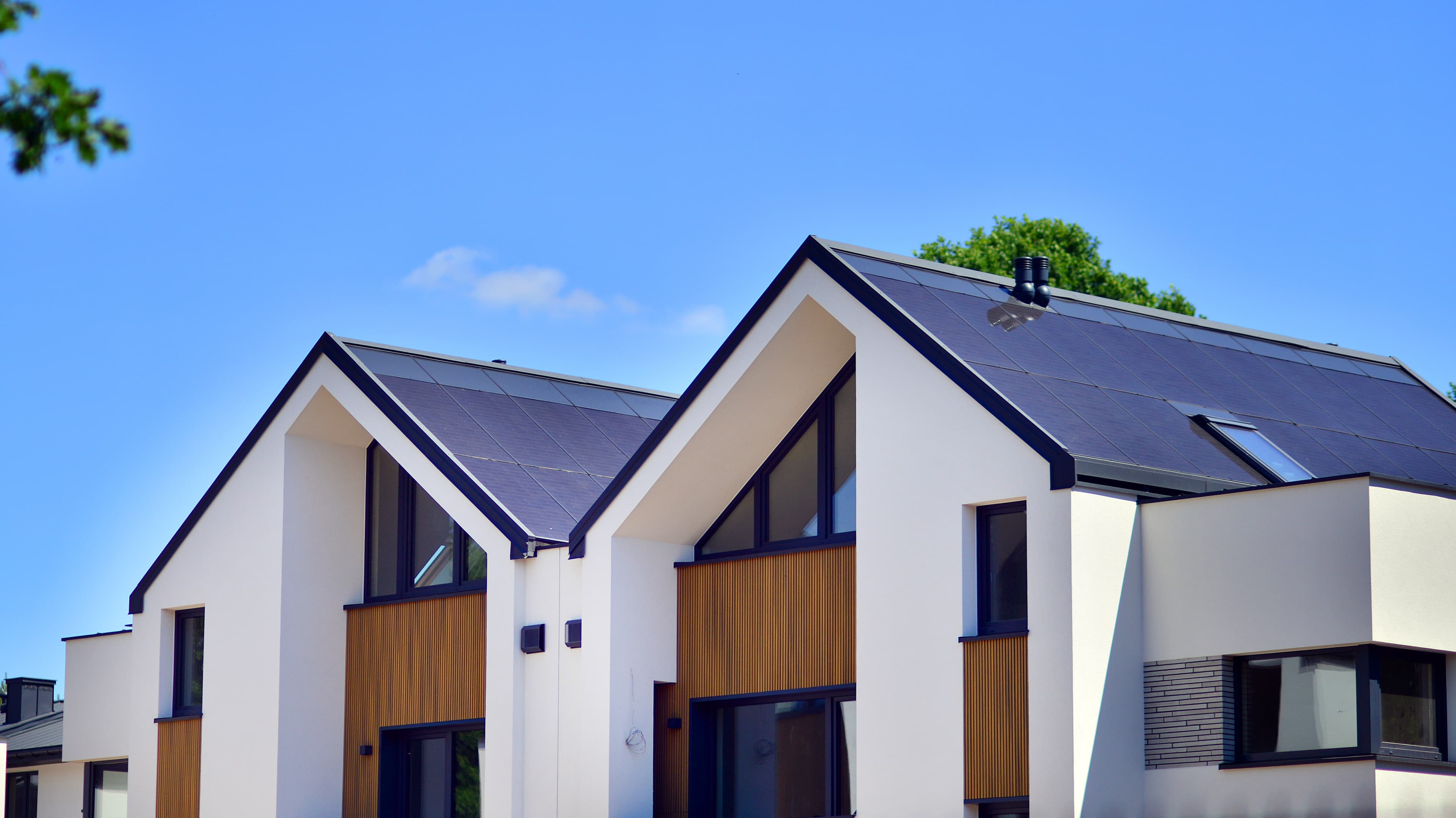 Die britische Regierung hat beschlossen, dass ab 2027 alle neuen Wohnhäuser in England verpflichtend mit Solarpaneelen ausgestattet werden müssen.