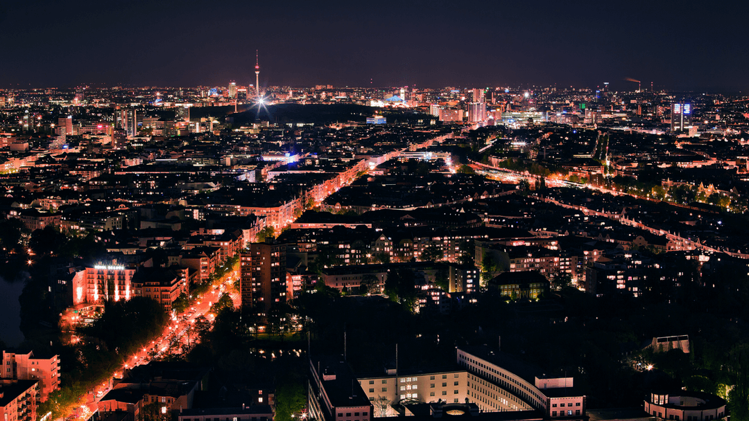 In the context of an article in the Frankfurter Allgemeine Zeitung of 24.06.2025 on district heating – with price increases of up to 30 % in major cities such as Hamburg or Frankfurt – a clear focus on decentralized heat pumps as a supplement can be derived from a technical and economic perspective.