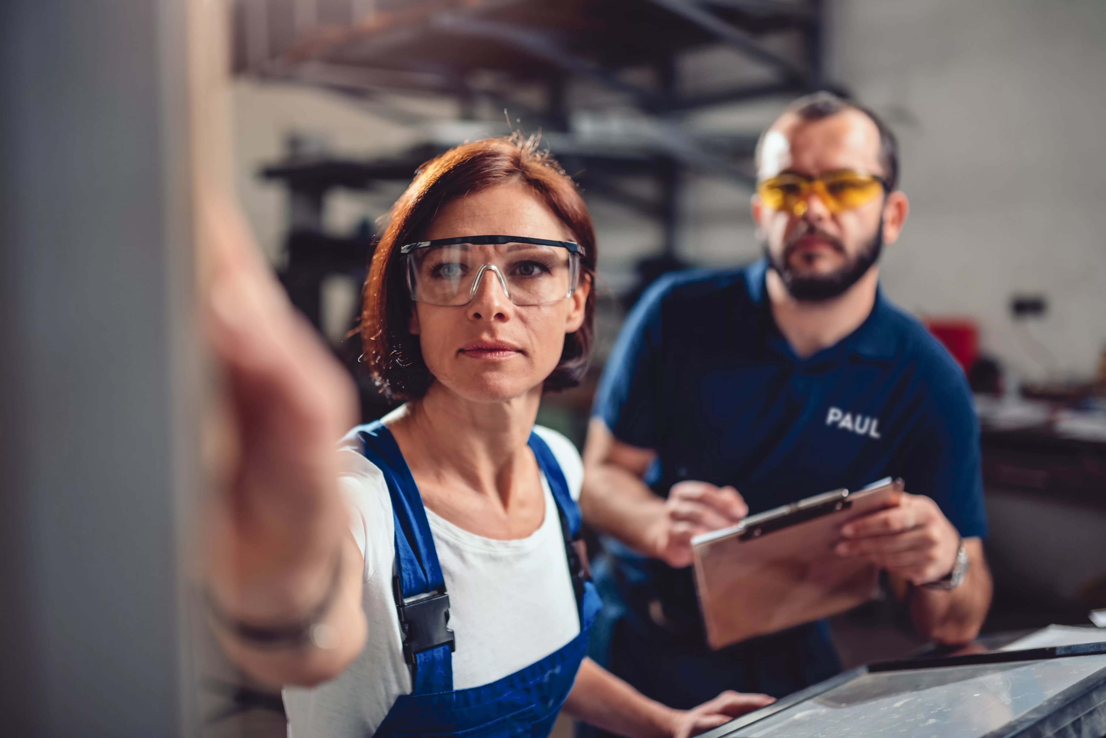 Dieser Verhaltenskodex dient als Leitfaden für ein respektvolles, sicheres und produktives Arbeitsumfeld. Jeder Mitarbeiter ist verpflichtet, sich daran zu halten und aktiv zur positiven Arbeitsatmosphäre beizutragen