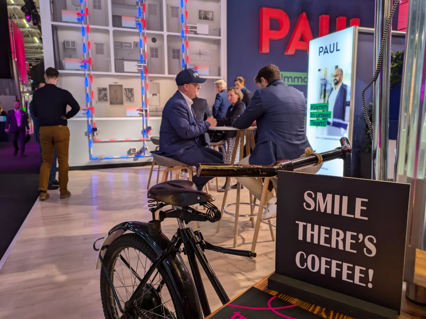 Coffee Bike mit Schild "Smile there's coffee" auf dem PAUL Messestand