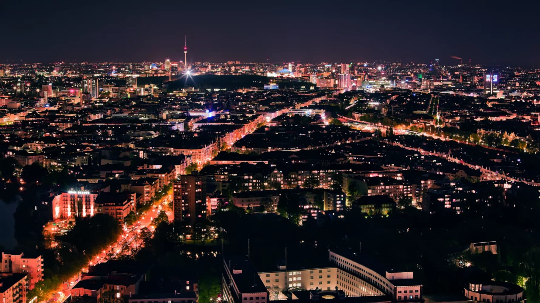 In the context of an article in the Frankfurter Allgemeine Zeitung of 24.06.2025 on district heating – with price increases of up to 30 % in major cities such as Hamburg or Frankfurt – a clear focus on decentralized heat pumps as a supplement can be derived from a technical and economic perspective.