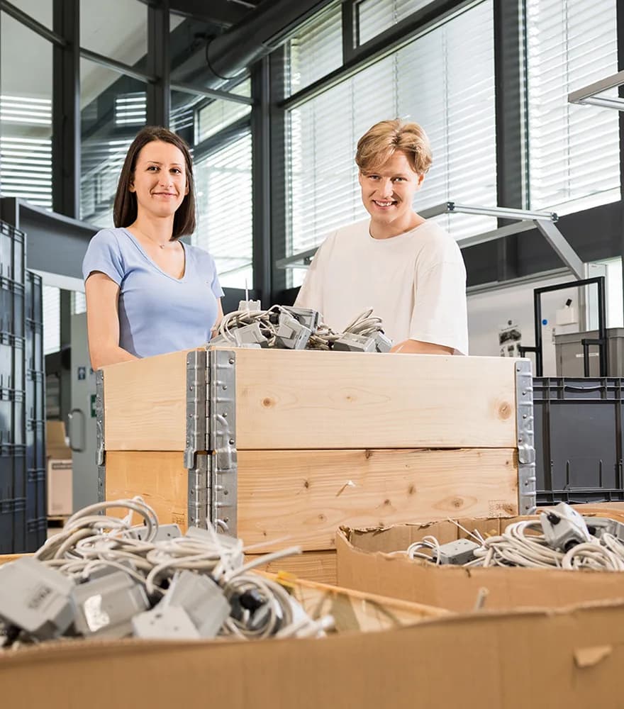 People at PAUL: Zwei MitarbeiterInnen von PAUL aus der Produktion